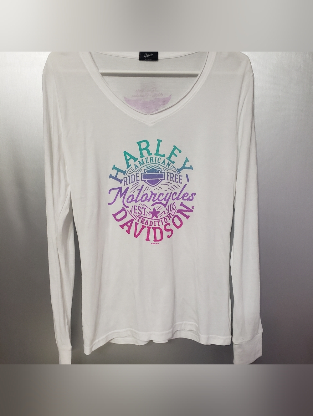 WOMANS NWT SLIGHT DISTRESSED LONG SLEEVE HARLEY DAVIDSON WHITE TSHIRT. SZ MED